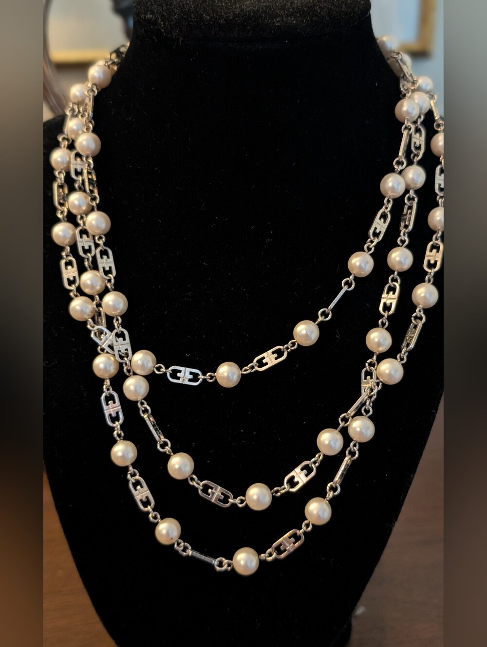 Elegant Infinity Faux Pearl Necklace with Silver Chain - Picture 7 of 8